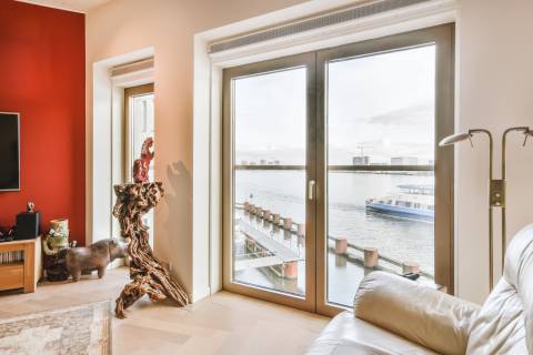 Transparência e translucidez: exemplos de como usar o vidro nos interiores e na decoração